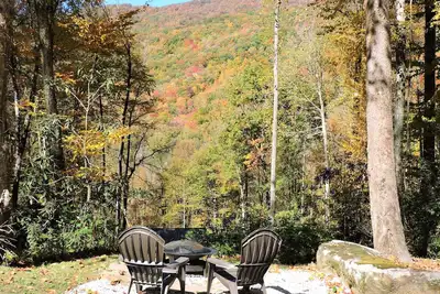 Cozy cabin w/babbling creek, paved access & fast Wi-fi