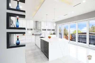 Image de Family Friendly 6 Bed Rooms house - The Chateau Modern & Luxurious