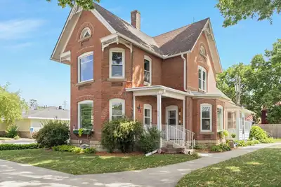 Image de Beautiful Victorian Home One Block from Mississippi River!