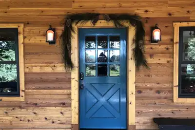 Image de A unique mountaintop getaway overlooking Willow Croft Winery.