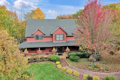 Image de Woodland Trails Lodge on 130 acres with ponds and miles of private trails