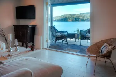 Image de Bright oceanfront retreat - 3 bedroom 2 bath groundfloor suite hot tub