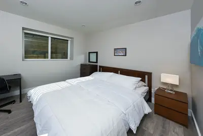 Image de Family Friendly 3 Bed Rooms Basement Suite The Chateau  - St No. 00177094