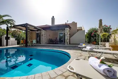 Image de Belle villa joliment meublée avec piscine privée