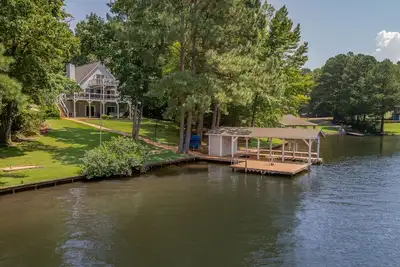 Image de Beautiful Lake Front in Quiet Cove, Convenient to Boat Ramp, Dining & Shopping