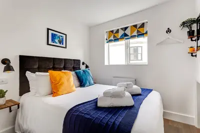 Image de Pet friendly and central Laines location, 1 minute from station