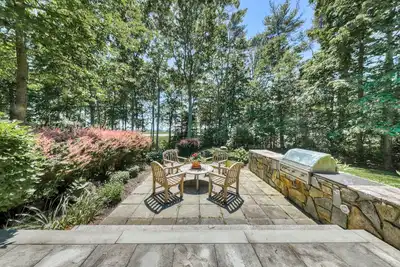 Image de Ocean-view home with Ev charger - steps from Seapoint Beach