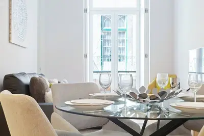 Spacious 1 Bed Apt, Sleeps 4 nr Baixa