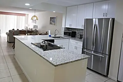 Image de 4330 lakeview updated ground floor unit close to beach and Img