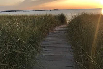 Image de Why rent a Hotel when you can have a whole House! !