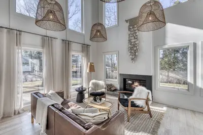 Image de Modern North Fork Retreat with massive pool and Private Beach Access