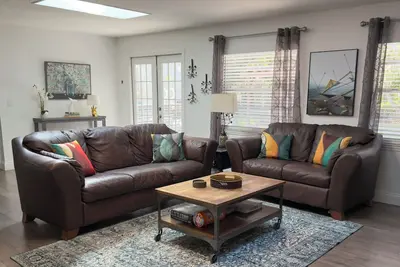 Image de The Launch Pad with a pool! King bed and private backyard