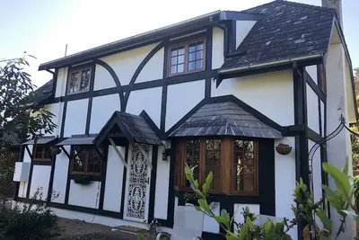 Image de English Style Cottage 400m Walk From Gallery Walk!