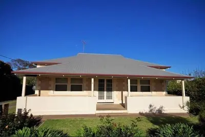 Image de A 1970's fishing shack in the heart of Stansbury.
