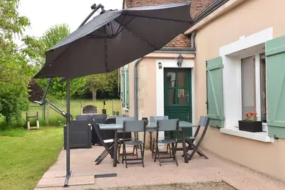 Longère XIXe rénovée avec spa, trampoline, vélos, jeux et grand jardin au calme