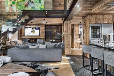 Image de Chalet de luxe avec jacuzzi, salle cinéma et piscine au centre de Megève