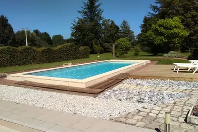 Image de Gîte calme avec piscine chauffée, cheminée, salle de jeux et vélos - parfait pour familles et amis