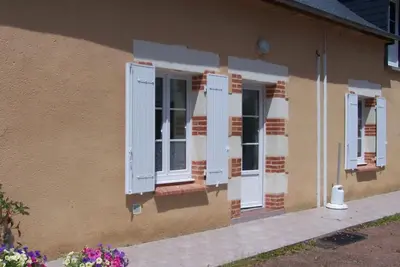 Image de Charmante Fermette Rénovée avec Terrasse Privative et Vélos, 2 Chambres, Proche Le Lude