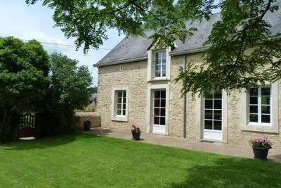 Image de Maison de charme en pierres, 5 chambres, jardin clos, terrasse, calme, ping-pong, proche loisirs.