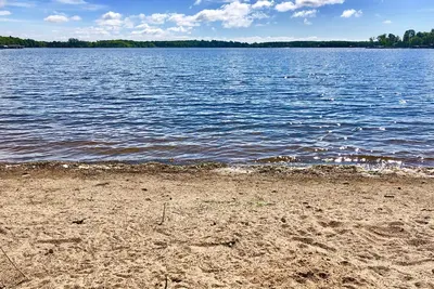 Image de Large Bay Lake Lakefront Cabin w/Game Room & Water-View Deck, Dock and more…