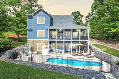 Image de Magnolia Cove, New Lakefront Luxury w/ Covered Decks + Heated Salt Water Pool, Fire Pit & Dock!