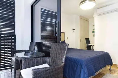 Image de 3 Bedroom 3 Hot tub Ac part time doorman balcony apartment.
