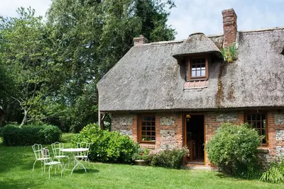 Image de Chaumière traditionnelle avec jardin, sauna et cheminée