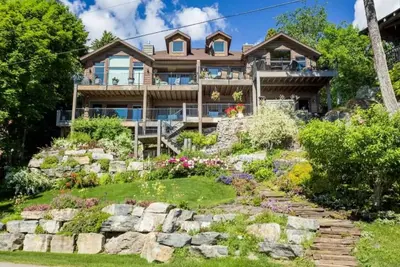 Image de Lakefront haven with private lake access. Beautiful spacious two level townhome.