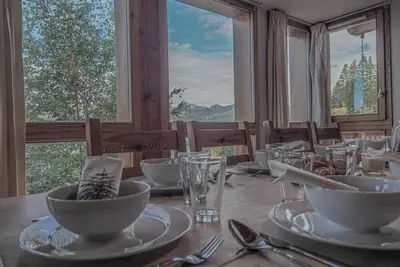 Image de Chalet de 12 personnes situé directement sur la piste avec vue imprenable.