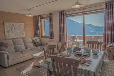 Image de 7 person, 3 bed apartment situated directly on the piste!