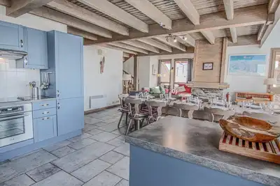 Image de Le Chalet Wittenburg, pour 12 personnes, situé directement sur la piste.