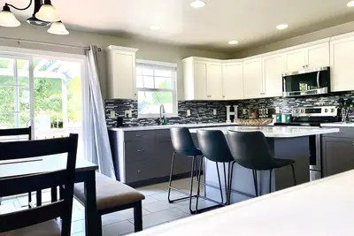 Image de Modern West-End Haven