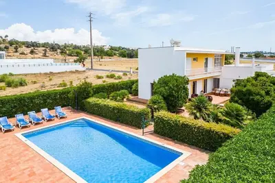 Image de Villa Caixinha 2 - Modern villa - By Salgados beach, shops, bars, and restaurant