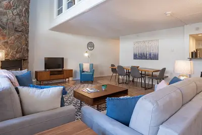 Image de Newly Renovated 2 Bedroom Condo at the Evergreen Lodge! Unit 701