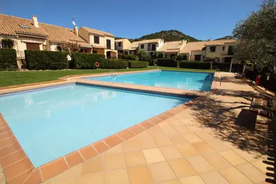 Image de Maison avec air conditionné, jardin privé et piscine commune