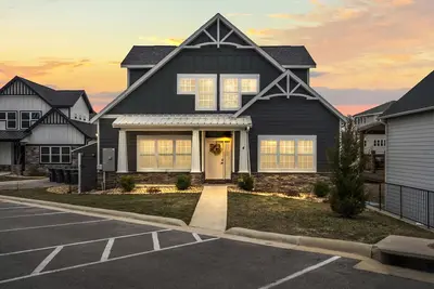 Image de Exquisite In Town Home*Indoor Pool*Fire Pit* Gas Grill*Minutes to Lake*