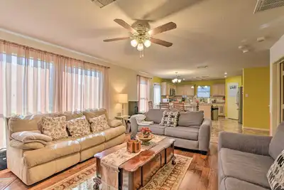 Image de Family-Friendly Home ~ 12 Mi to Space Center!