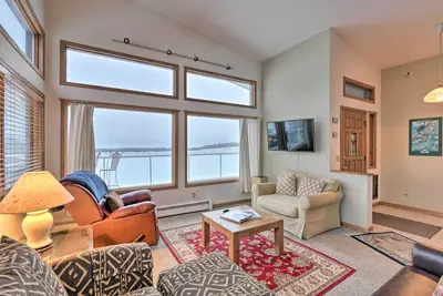 Image de Spacious Family Home w/ Deck + Million-Dollar View