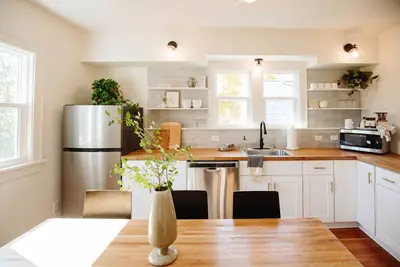 Image de Upper flat in the heart of trendy Bay View!