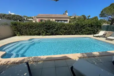 Image de Villa Spiaggia 5 personnes, piscine partagée entre mer et montagne.