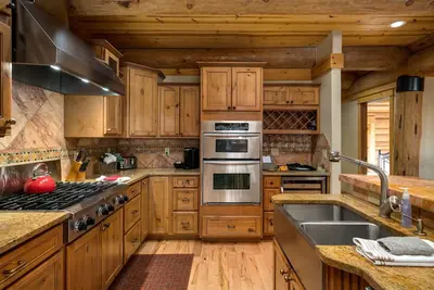 Image de Stone Creek Lodge, a stunning log home with a game room, private hot tub, Gigabit internet, more!