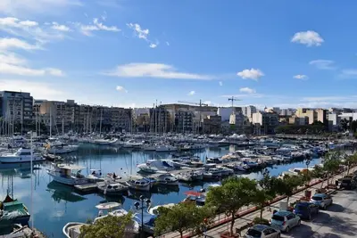 Image de Bright and Central 2 Bedroom with Harbour view