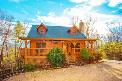 Image de 3bedroom cabin is centrally located near everything both Gatlinburg and Pigeon Forge have to offer!