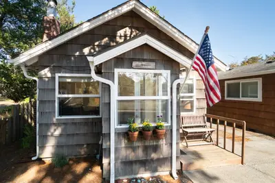 Image de Cozy Romantic Pet Friendly Beach Cottage, Easy Access to Beach and the Promenade