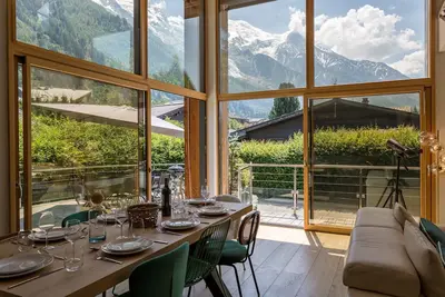 Image de Le Chalet Couttet est moderne avec 4 chambres, 3 salles de bain à Chamonix centre