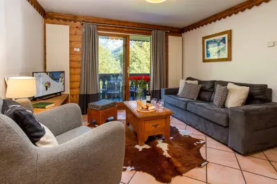Image de L'appartement Ginabelle 14 est au centre de Chamonix, avec 2 chambres et accès au spa et piscine.