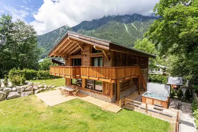 Image de Chalet des Amis est une Chalet à Chamonix avec deux appartements, en centre-ville, 6 chambres, 6 sa