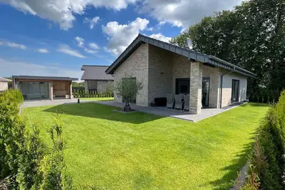 Image de Beautiful vacation home on Lake Harkebrügger with panoramic sauna near Oldenburg