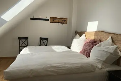 Image de Helle Dachgeschoßwohnung mit Kamin