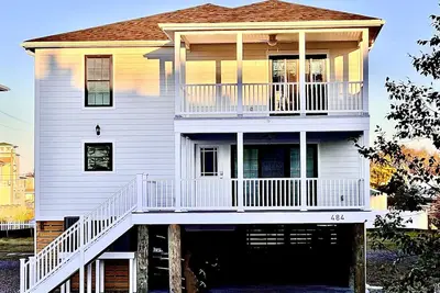 Image de 484 E Market - New construction close to town and the Beach!